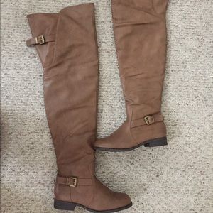 Knee high brown boots size 8 1/2